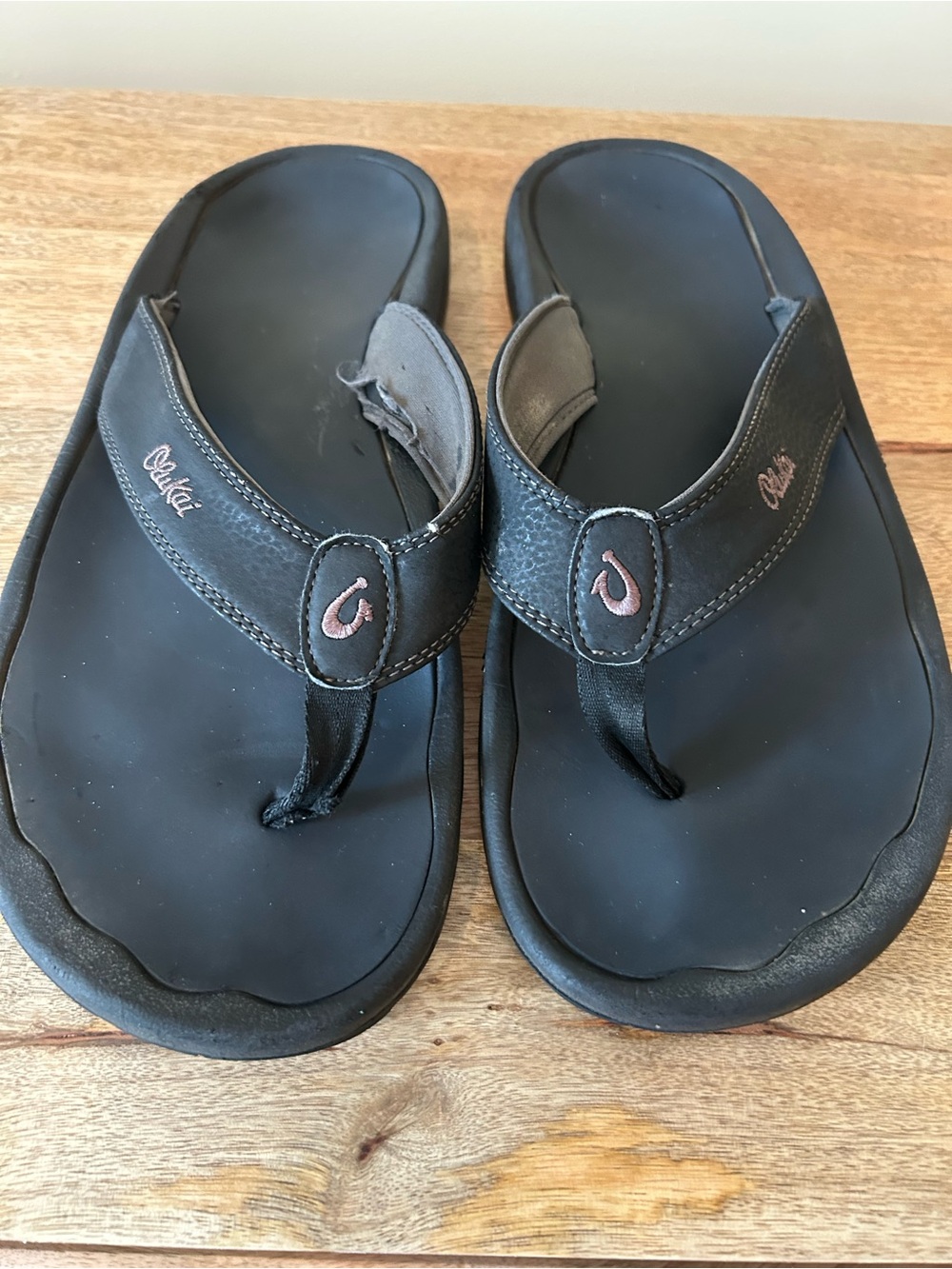 OluKai Men’s Black Leather Toe-Post Sandals with Subtle Pink Logo